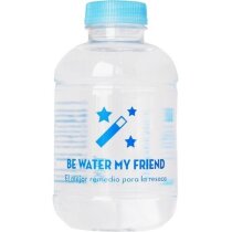 Botella de agua con etiqueta de papel