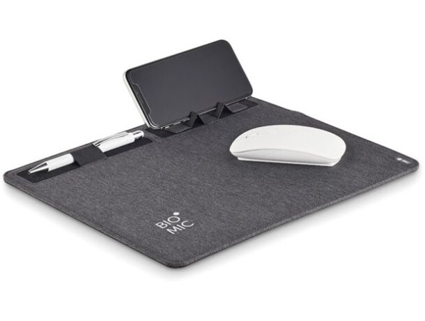 Alfombrilla ratón poliéster reciclado con cargador móvil 15 W Gris oscuro detalle 4