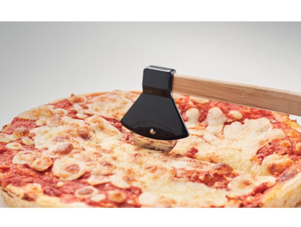 Cortador de pizza de madera forma de hacha Negro detalle 4