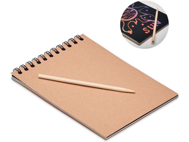 Libretas ecológicas con hojas negras para rascar y bolígrafo de madera Black Madera detalle 3