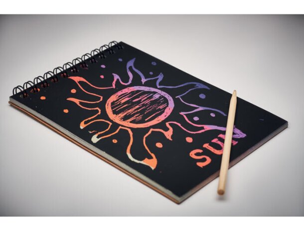 Libretas ecológicas con hojas negras para rascar y bolígrafo de madera Black Madera detalle 3