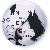 Pin metálico plata mate con cierre aguja seguro