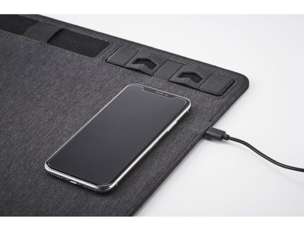 Alfombrilla ratón poliéster reciclado con cargador móvil 15 W Gris oscuro detalle 5