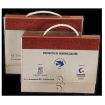 Maletín de cartón reciclado y cuero regenerado