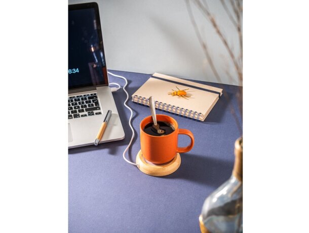 Calientatazas Gates de bambú con base USB y superficie metálica detalle 3