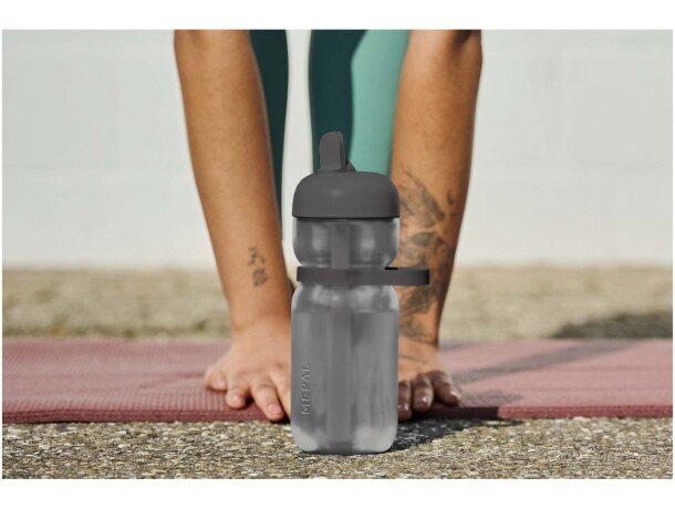 Bidón deportivo con tapa flip y pajita integrada Mepal 600ml Negro intenso detalle 4