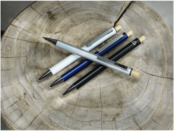 Bolígrafo aluminio reciclado Cyrus con pulsador de bambú Azul marino detalle 6