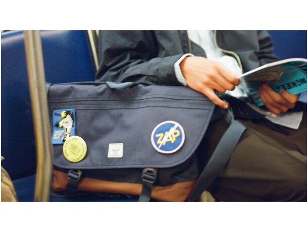 Bandolera reciclada Herschel Cove con funda portátil 15 pulgadas Negro intenso detalle 5