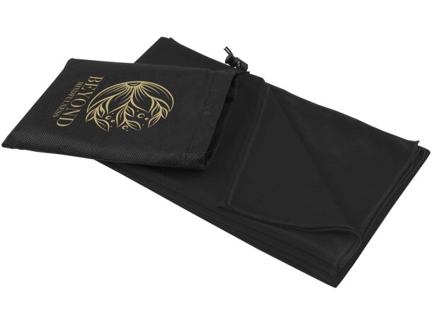 Toalla deportiva Lucas RPET 70x140 con bolsa reciclada Negro intenso detalle 1