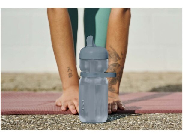 Bidón deportivo con tapa flip y pajita integrada Mepal 600ml Azul detalle 2