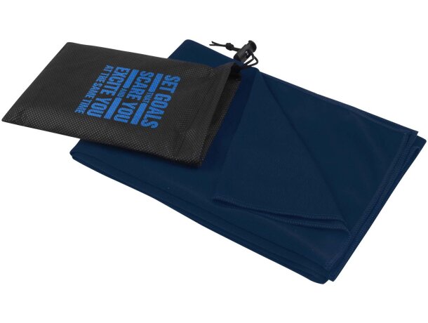 Toalla deportiva Lucas de poliéster reciclado con bolsa Azul marino detalle 11