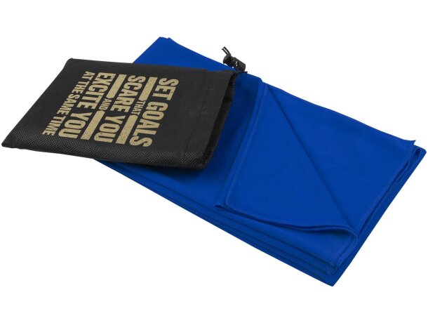 Toalla deportiva Lucas RPET 70x140 con bolsa reciclada Azul real detalle 16