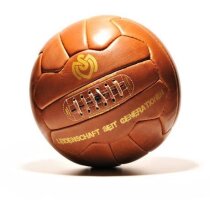 Balón de fútbol aspecto usado y diseño retro Balón de fútbol aspecto usado y diseño retro