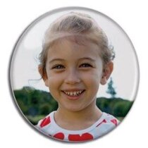 Chapa Nizao 58 mm metal brillante con grabado