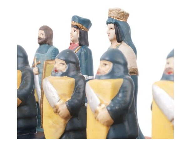 Ajedrez Reyes Católicos madera porcelana pintado a mano detalle 2