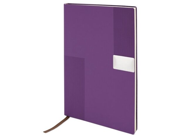 Libreta A5 Miletto RPET con textura relieve y chapa metálica Lila detalle 3