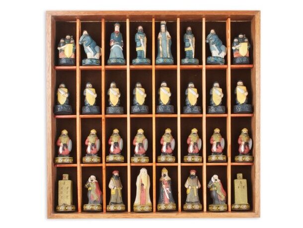 Ajedrez Reyes Católicos madera porcelana pintado a mano detalle 8