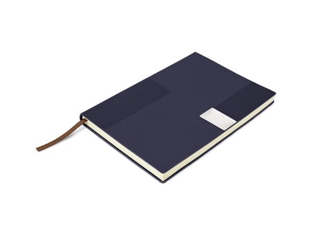 Libreta A5 Miletto RPET con textura relieve y chapa metálica Azul marino detalle 6
