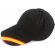 Gorra sencilla d e5 paneles con detalles de la bandera negra