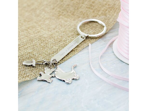 Llavero con charms metálicos