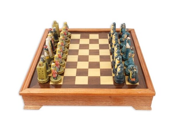 Ajedrez Reyes Católicos madera porcelana pintado a mano detalle 5