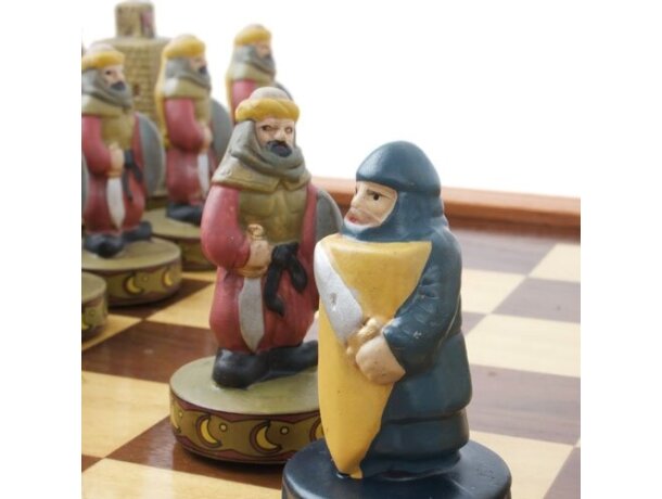 Ajedrez Reyes Católicos madera porcelana pintado a mano detalle 6