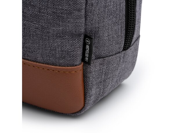 Neceser Tosun de poliéster reciclado con detalles en PU Leather Gris vigore detalle 1