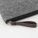 Neceser fieltro rPET con tirador de cuero Uret detalle 5