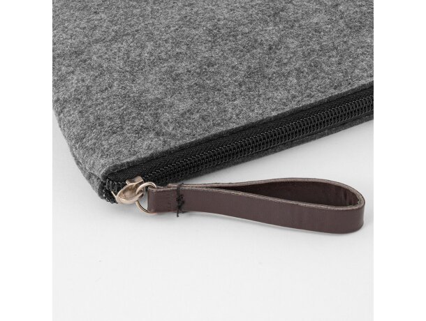 Neceser fieltro rPET con tirador de cuero Uret detalle 5