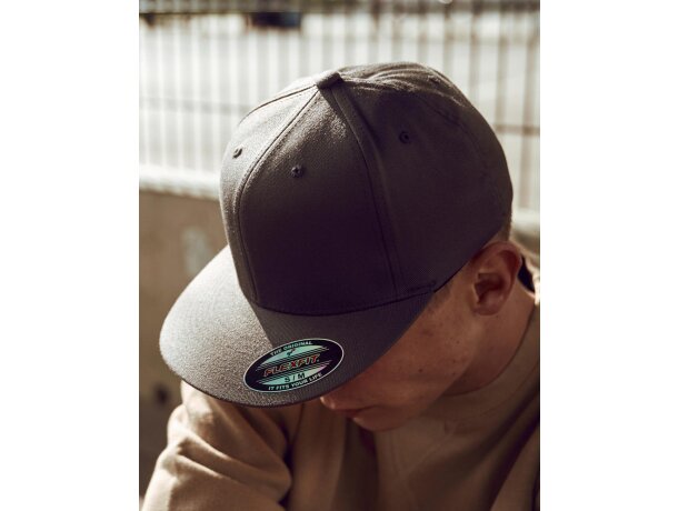 Gorra con visera plana. Disponible para personalizar tu logo Gris oscuro detalle 1