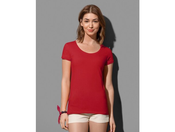 Camiseta de mujer entallada 135 gr Rojo carmesí detalle 1