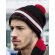 Gorro con rayas en dobladillo Negro/rojo clasico/blanco detalle 2