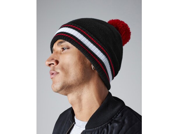 Gorro con rayas en dobladillo Negro/rojo clasico/blanco detalle 2