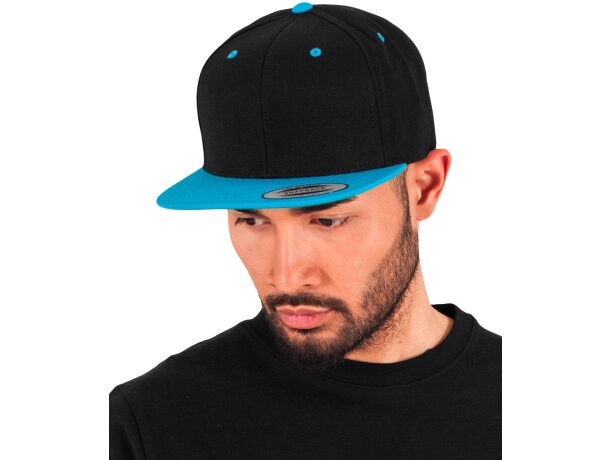 Gorra de diseño moderno con visera plana grabada