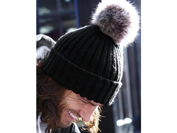 Gorro de lana personalizado con pompn poliacrílico Chunky Negro detalle 2