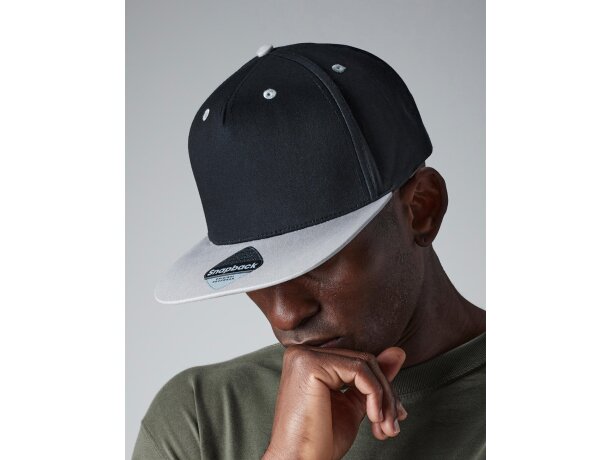 Gorra  estilo snapback de 5 Paneles Negro/gris detalle 1