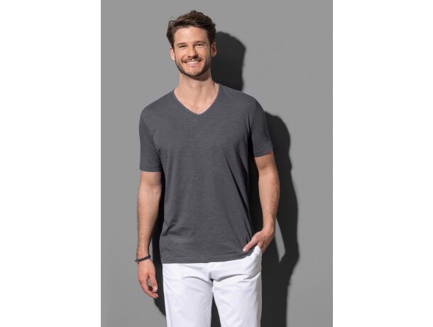 Camiseta de hombre cuello en v 135 gr grabada