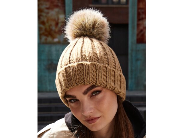 Gorro de lana personalizado con pompn poliacrílico Chunky Natural detalle 1