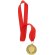 Medalla Gussy de metal dorado con relieve y cinta roja detalle 2