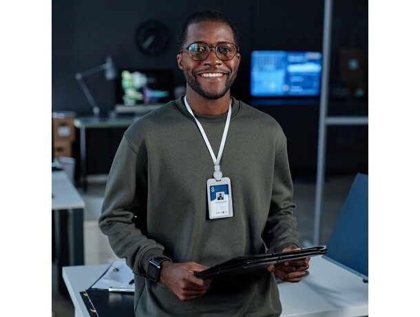 Identificador lanyard Berbom con cuerda extensible y clip detalle 5