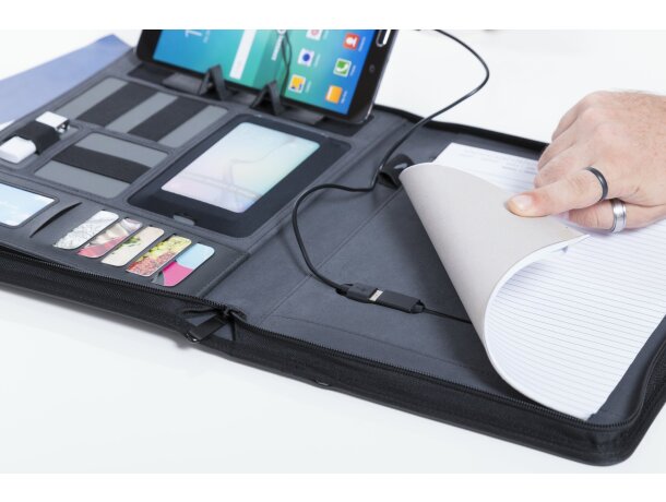 Carpeta negra con power bank