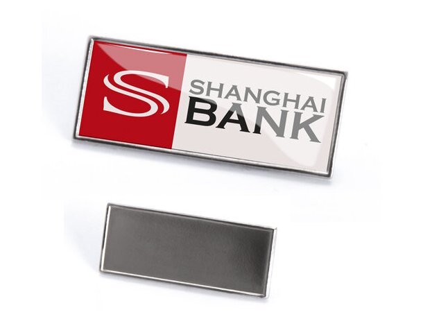 Pin Batler de metal con acabado resina