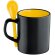Taza de porcelana negra con cuchara de color amarilla con logo